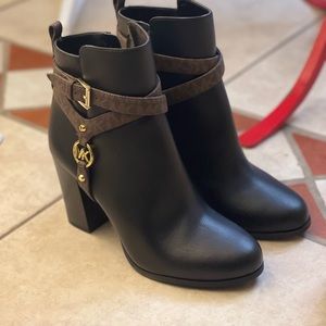 MK Heeled ankle boot NWOB